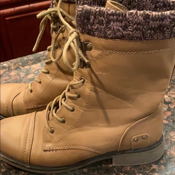 Brown lace-up boots size 9 - Picture 2 of 5